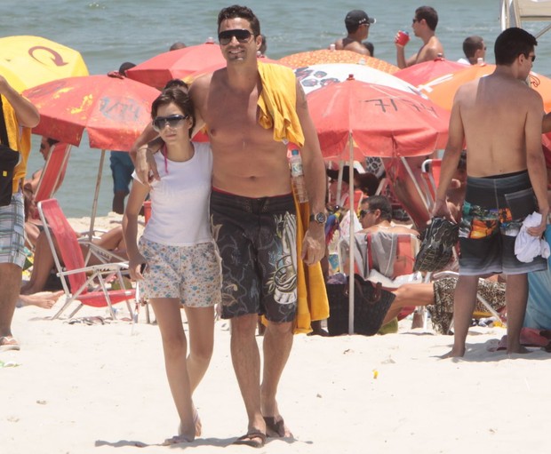 Latino e a filha Amanda na praia da Barra da Tijuca (Foto: Jeferson Ribeiro / AgNews)