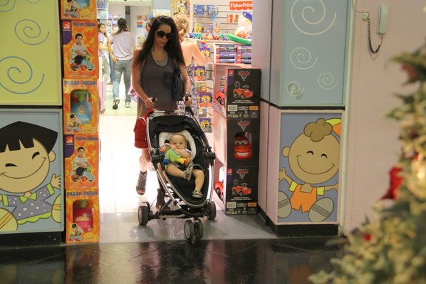 Danielle Winits passeia no Shopping (Foto: Daniel Delmiro/ Ag.News)