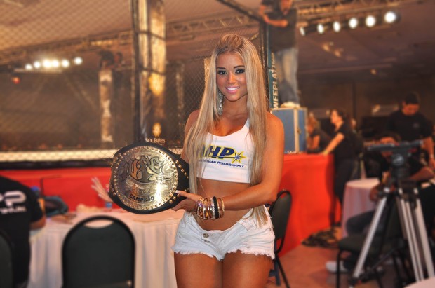 Aryane Steinkopf  é convidada especial de evento de MMA  (Foto: Divulgação)