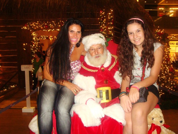 Solange Gomes e a filha Stephanie tiram foto com Papai Noel em shopping na Barra da Tijuca, Zona Oeste do Rio (Foto: Divulgação)