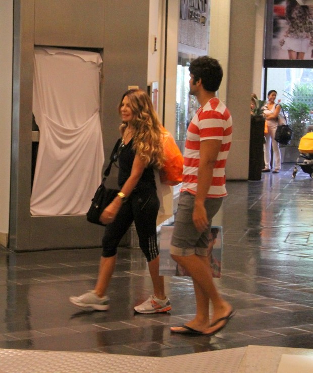 Elba Ramalho passeia com namorado em shopping do Rio (Foto: Daniel Delmiro/Ag. News)