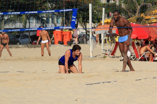 Marcelo Serrado e Fred jogam volei na praia (Foto: Wallace Barbosa / Ag. News)