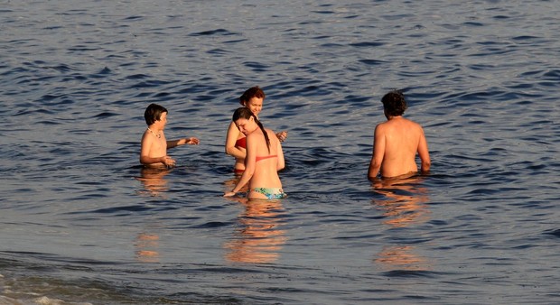 Alexandre Borges e família na praia (Foto: Wallace Barbosa / Ag. News)