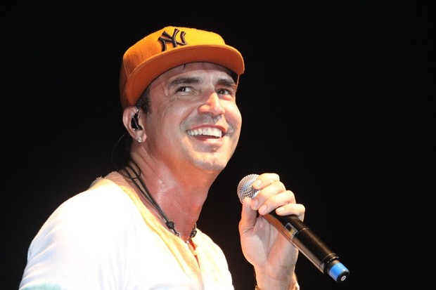 Latino canta em festa no Rio (Foto: Onofre Veras/ Ag. News)