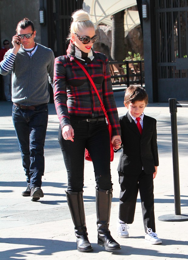 Gwen Stefani com o filho, Kingston, em zoológico de Los Angeles (Foto: X17/Agência)