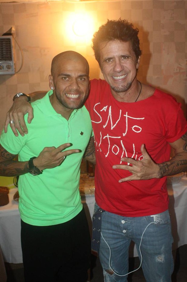 Daniel Alves e Tuca Fernandes em Salvador (Foto: Sercio Freitas/Ag. Fred Pontes/Divulgação)