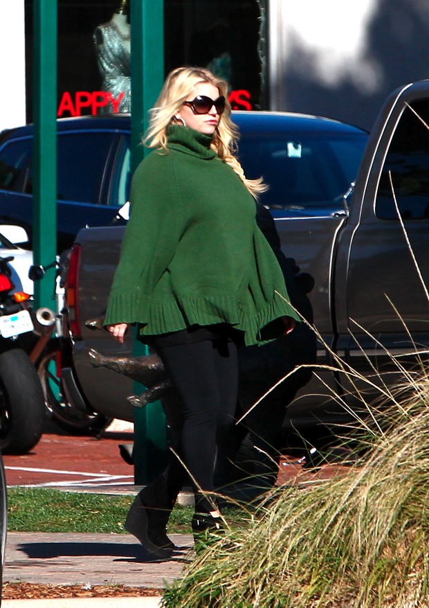 Jessica Simpson passeia com o marido por Malibu (Foto: X17/Agência)