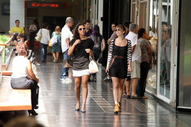 Mariana Rios passeia em shopping do Rio com uma amiga (Foto: Daniel Delmiro / AgNews)
