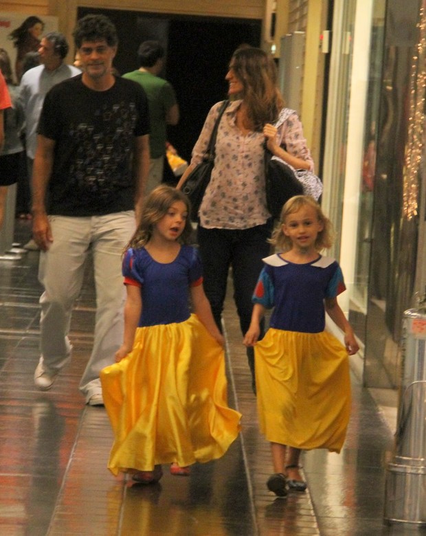 Eduardo Moscovis em shopping do Rio com a família (Foto: Daniel Delmiro/AgNews)