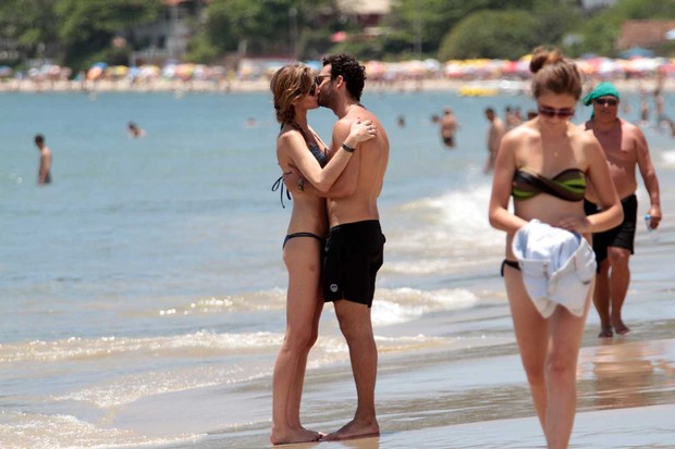 Ana Beatriz Barros curte praia com o namorado em Jurerê Internacional (Foto: Orlando Oliveira / AgNews)