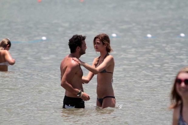 Ana Beatriz Barros curte praia com o namorado em Jurerê Internacional (Foto: Orlando Oliveira / AgNews)
