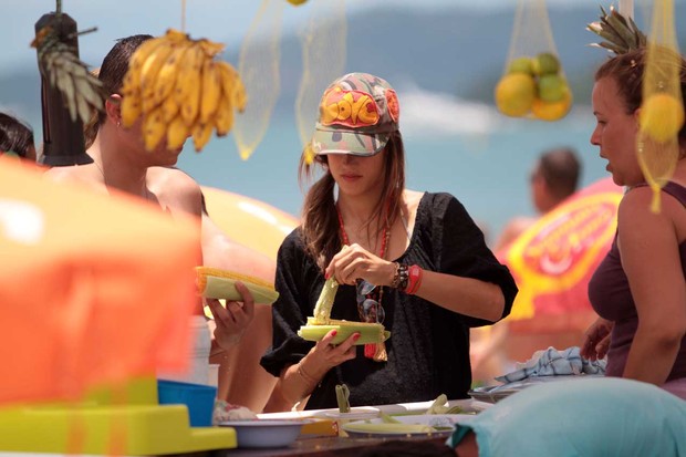 Alessandra Ambrósio comendo milho na praia (Foto: Orlando Oliveira / AgNews)
