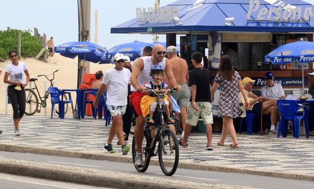 Nalbert e a filha na praia do Leblon, no Rio (Foto: Wallace Barbosa/Ag News)