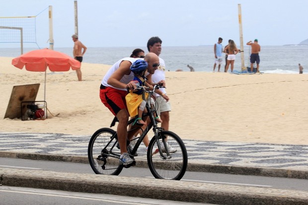 Nalbert e a filha na praia do Leblon, no Rio (Foto: Wallace Barbosa/Ag News)