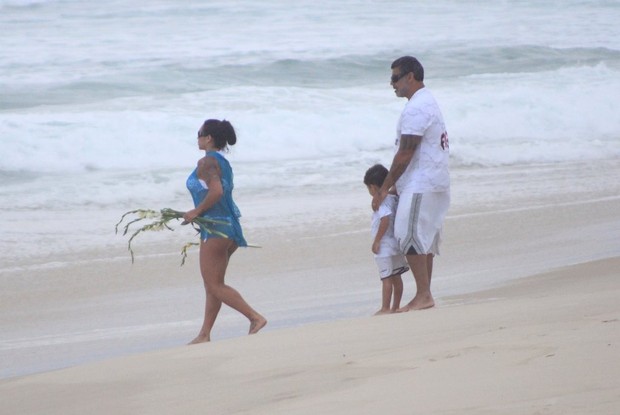 Alexandre Frota brinca na praia com Fabiana Rodrigues e seu filho, Enzo (Foto: Rodrigo dos Anjos / AgNews)