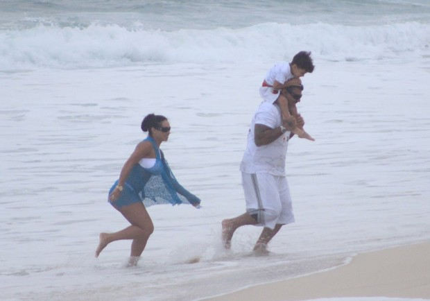 Alexandre Frota brinca na praia com Fabiana Rodrigues e seu filho, Enzo (Foto: Rodrigo dos Anjos / AgNews)