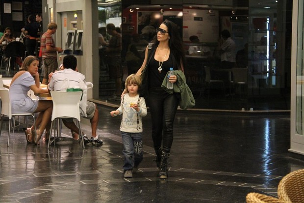 Danielle Winits passeia com o filho Noah em shopping do Rio (Foto: Daniel Delmiro / AgNews)