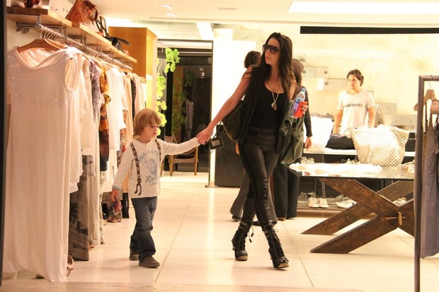 Danielle Winits passeia com o filho Noah em shopping do Rio (Foto: Daniel Delmiro / AgNews)