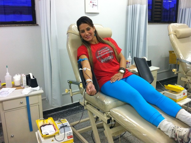 Lucilene Caetano doa sangue em Goiânia (Foto: Divulgação)