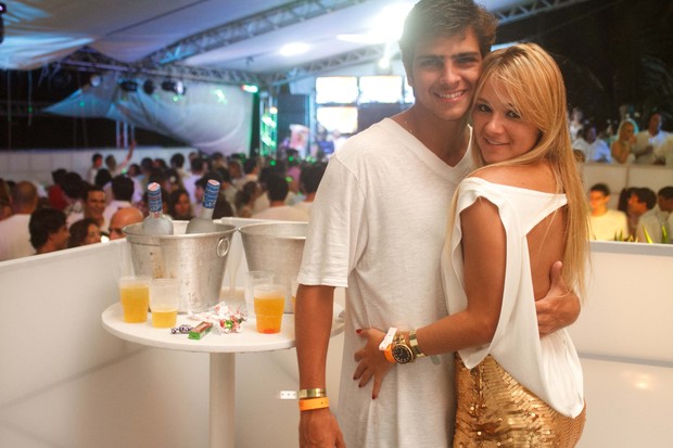 Bernardo Mesquita com a namorada Bruna Gimenez em festa de Réveillon em Búzios, no Rio (Foto: Marcos Samerson/ Divulgação)