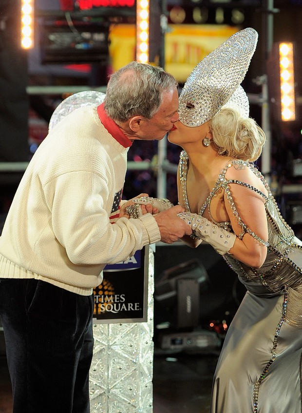 Lady Gaga e o prefeito de Nova York, Michael Bloomberg, no Réveillon na Times Square (Foto: Getty Images)