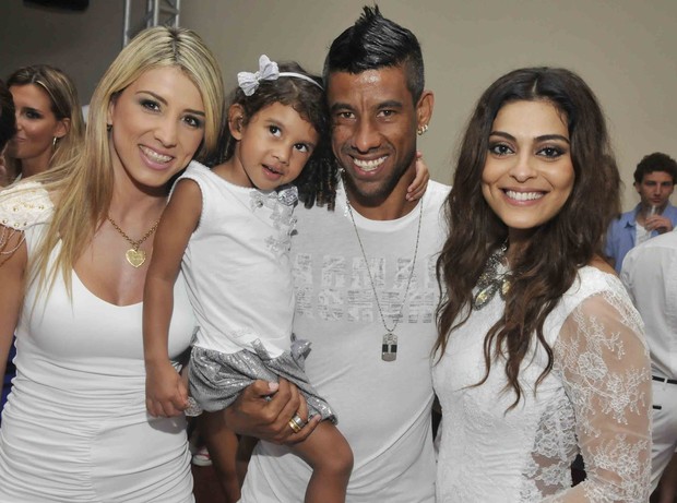 Leo Moura com a namorada, Camila, e a filha, Isabella, e Juliana Paes (Foto: Ari Kaye / Divulgação)