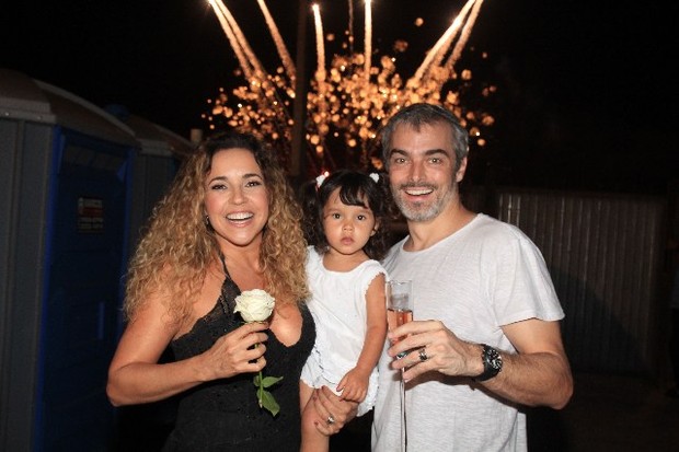 Daniela Mercury com o marido, Marco Scabia, e a filha adotiva, Ana Isabel (Foto: Fred Pontes / Divulgação)