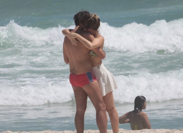 Bruno Mazzeo e Juliana Didone em clima de romance na praia (Foto: Jeferson Ribeiro / AgNews)