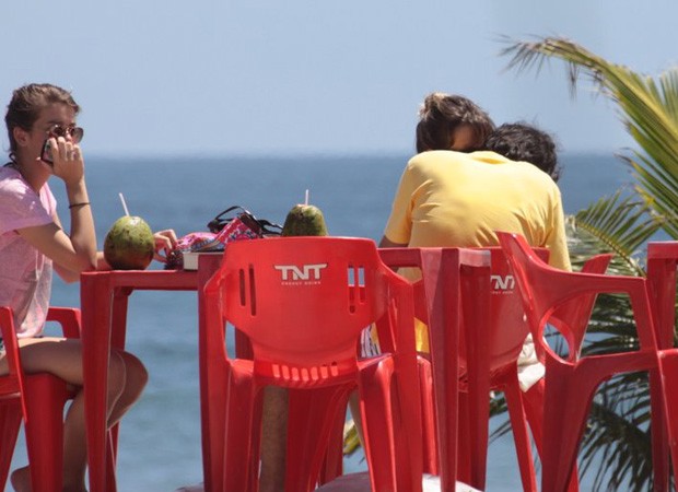 Bruno Mazzeo e Juliana Didone com uma amiga em quiosque da praia (Foto: Jeferson Ribeiro / AgNews)