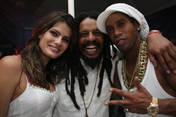 Isabeli Fontana, Rohan Marley e Ronaldinho Gaúcho (Foto: Reprodução/Facebook)