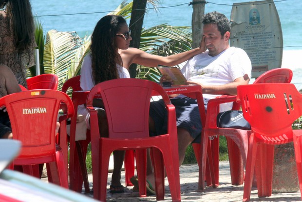 Quitéria Chagas com o noivo (Foto: Marcos Ferreira/Photo Rio News)