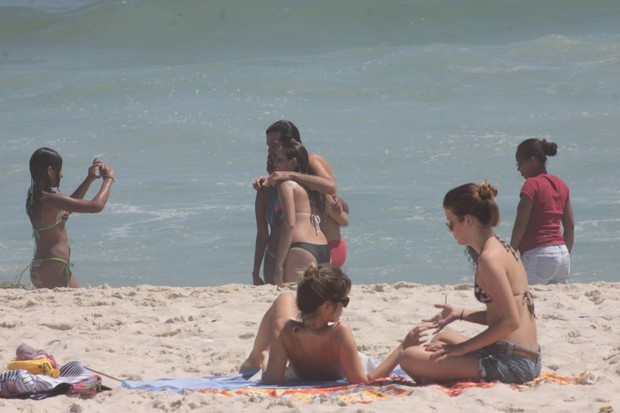Bruno Mazzeo e Juliana Didone tiram fotos com fãs na praia (Foto: Jeferson Ribeiro / AgNews)