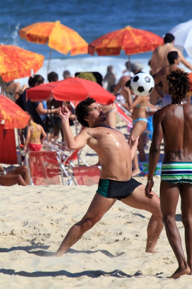 Thiago Martins joga futevôlei (Foto: Wallace Barbosa/Agnews)