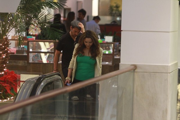 Rita Guedes acompanhado de um rapaz em shopping no Rio (Foto: Delson Silva/ Ag. News)
