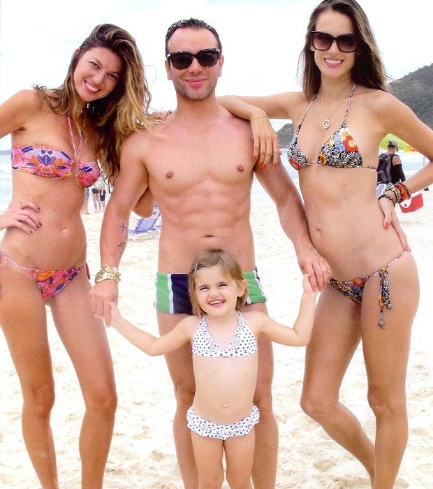 Alessandra Ambrósio com a modelo Gisele Coria, o stylist Matheus Mazzafera e a filha, Anja, na praia Brava, em Florianópolis (Foto: Divulgação)