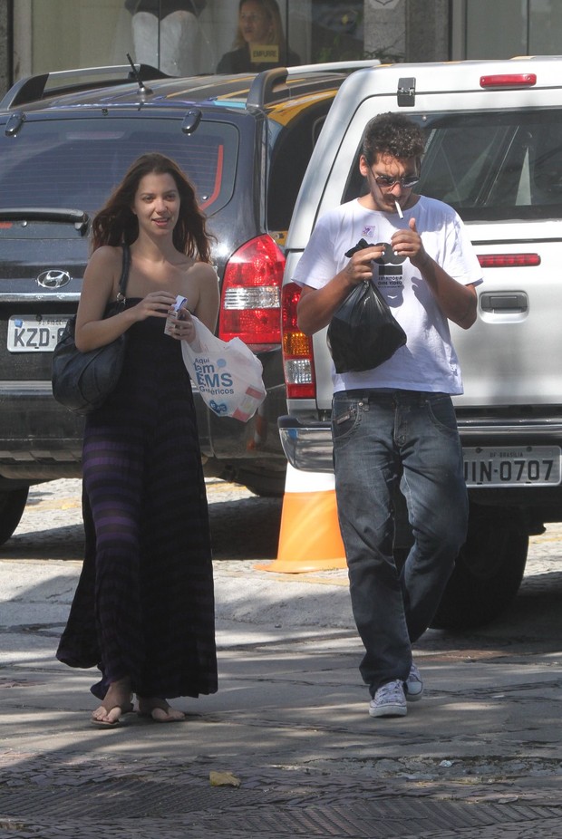 Nathalia Dill passeia com seu namorado na Barra da Tijuca (Foto: Dilson Silva / AgNews)