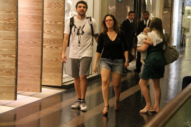 Davi Moraes e Maria Rita passeiam em shopping do Rio (Foto: Daniel Delmiro / AgNews)