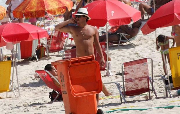 Thiago Martins curte praia no Rio (Foto: J. Humberto / AgNews)