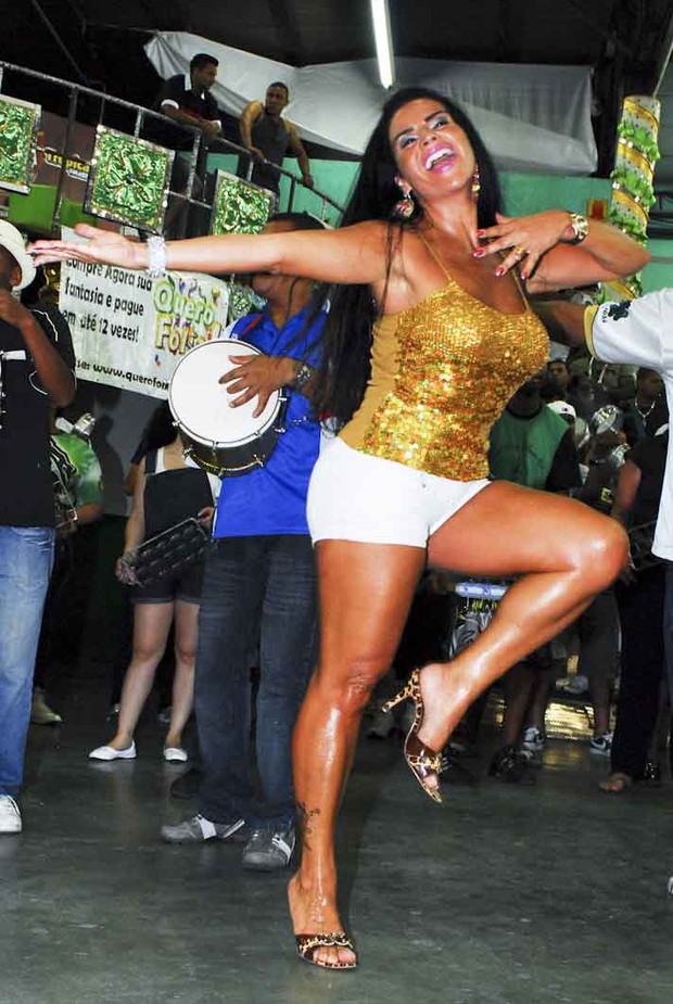 Solange Gomes no ensaio da escola de samba paulista Camisa Verde e Branco em São Paulo (Foto: Celso Akin/ Ag. News)
