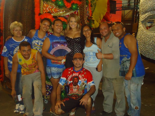 Geisy Arruda em visita à escola de samba Águia de Ouro (Foto: Reprodução / Facebook)