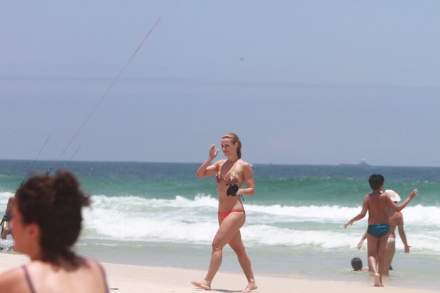 Carolina Dieckmann na praia (Foto: Delson Silva / Ag News)