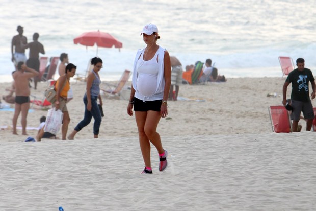 Luana Piovani caminha na praia (Foto: Gil Rodrigues / Photo Rio News)