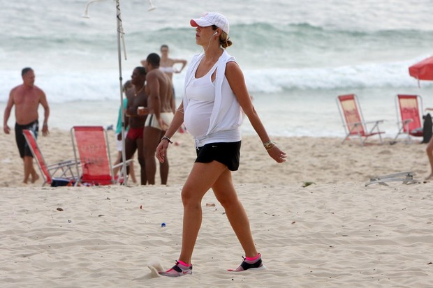 Luana Piovani caminha na praia (Foto: Gil Rodrigues / Photo Rio News)