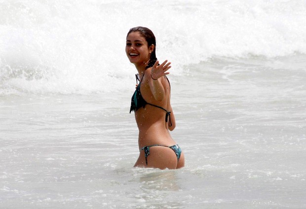 Sophie Charlotte acena para paparazzo na praia do Leblon (Foto: J. Humberto / AgNews)