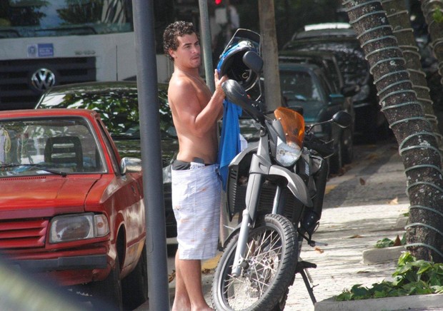 Thiago Martins de moto pela orla do Leblon (Foto: J. Humberto / AgNews)