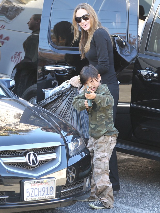 Angelina Jolie e o filho Pax em Los Angeles, nos Estados Unidos – X17 (Foto: X17/ Agência)