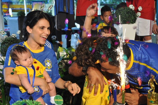 A cantora Aline Barros com os filhos (Foto: Rafael Kistenmacker / Divulgação)