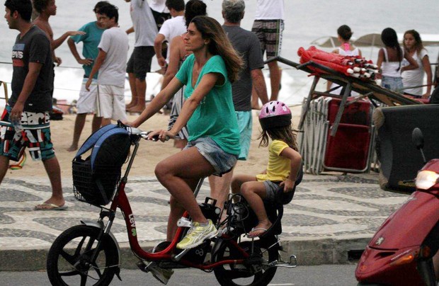 Cynthia Howlett passeia de bicicleta com a filha (Foto: André Freitas / AgNews)