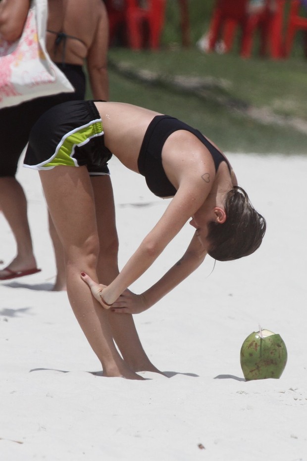 Juliana Didone se alonga na praia da Barra (Foto: Dilson Silva / AgNews)