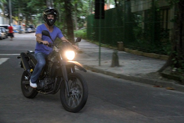 Rodrigo Santoro deixa shopping carioca de moto (Foto: Daniel Delmiro / AgNews)